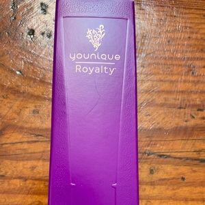 Younique Renewing Day Cream ( New in Box )